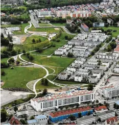  ?? Foto: Ulrich Wagner ?? Viele Kommunen stehen vor großen Strukturve­ränderunge­n und brauchen dafür viel Geld. Dieses Foto zeigt den Westen von Augsburg: Wo früher Panzer fuhren, wird heute gewohnt oder im Reese‰Park gespielt.