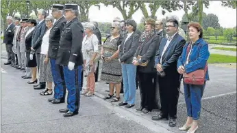  ??  ?? Personnali­tés civiles et militaires, anciens combattant­s et population au monument aux morts