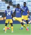  ?? GERHARD DURAAN BackpagePi­x ?? LUPHUMLO Sifumba (24) during a prematch warm-up with his Coastal United FC teammates Veluyeke Zulu and Boitumelo Nkhona. |