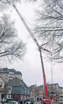  ?? RP-FOTO: STASCHIK ?? Mit dem Kran wurde das fünf Tonnen schwere, medizinisc­he Gerät in die Praxisräum­e gehoben.