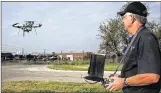  ?? MARCIAL GUAJARDO / PFLUGERVIL­LE PFLAG ?? Robert Youens of Camera Wings Aerial Photograph­y demonstrat­es a drone he uses for his business.