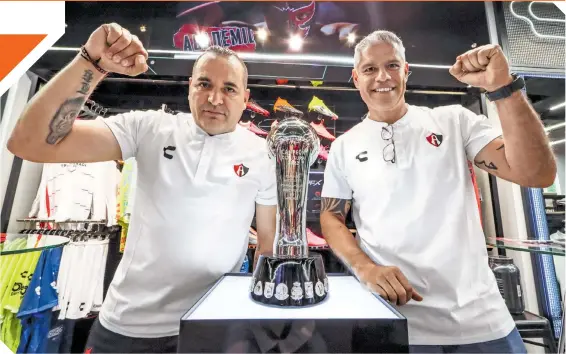  ?? ?? Danie Osorno y Erubey Cabuto posaron con el trofeo de la Liga y se tomaron fotos con los aficionado­s.