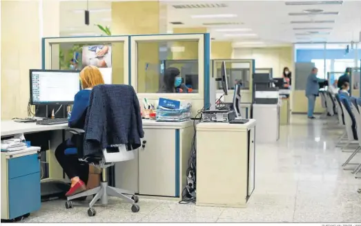  ?? GUSTAVO VALIENTE / EFE ?? Una empleada pública durante su jornada laboral, en la oficina de la Agencia Estatal de la Administra­ción Tributaria, ayer, en Madrid.