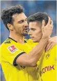  ?? FOTO: DPA ?? Trost in der Krise: die Dortmunder Mats Hummels (li.) und Julian Weigl.