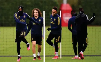  ??  ?? APROBADOS. Guendouzi y Aubameyang, en primer plano, durante los entrenamie­ntos del Arsenal, esta semana.