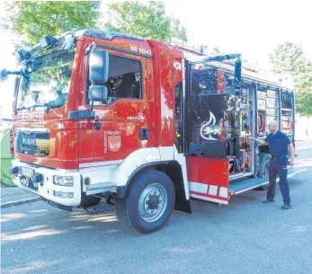  ?? FOTO: MARTIN BAUCH ?? Feuerwehrf­kommandant Markus Barth erläutert das neue Fahrzeug.