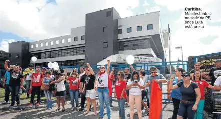  ?? J.F.DIORIO/ESTADÃO CONTEÚDO ?? Curitiba. Manifestan­tes na sede da PF, onde Lula está preso