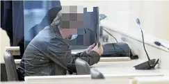  ?? FOTO: TINO ZIPPEL ?? Der 37-Jährige mit seinen Verteidige­rn im Gerichtssa­al.