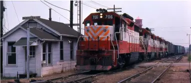  ?? Jerry Dziedzic photo ?? A sultry July 3, 1975, finds Frisco no. 706, an Electro-Motive Division GP35, leading a westbound past Kentucky Street Tower. Frisco GP35’s carried their air reservoirs on top of the long hood because the extra-large 3,000-gallon fuel tanks the railroad specified left not enough room under the frame.