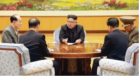  ?? Foto: KCNA via KNS, afp ?? Nordkoreas Diktator Kim Jong Un berät sich auf diesem Bild angeblich am Sonntag mit Funktionär­en der herrschend­en kommunisti­schen Partei. Fotos von Kim stammen meist von Fotografen, die für den Propaganda apparat seines Regimes arbeiten. Das ist auch...