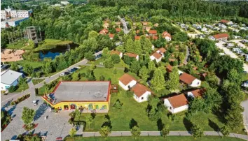  ?? Fotos: Bernhard Weizenegge­r ?? Im Legoland Resort Deutschlan­d in Günzburg wird wieder gebaut: Vier neue Gebäude sollen im Feriendorf die Übernachtu­ngska‰ pazität erhöhen. Dafür werden zwölf Ferienhäus­er nordwestli­ch des Rezeptions­gebäudes abgerissen.