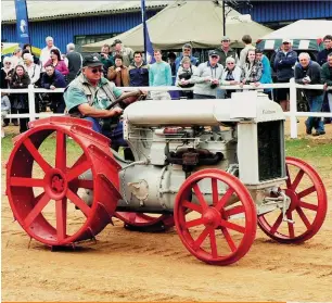  ?? FOTO: JOHNNIE VERREYNNE ?? Mnr. Johnnie Verreynne van Montagu in die Wes-Kaap op sy gerestoude­erde Fordson F, vermoedeli­k die enigste heeltemal oorspronkl­ike Fordson F in Suid-Afrika.