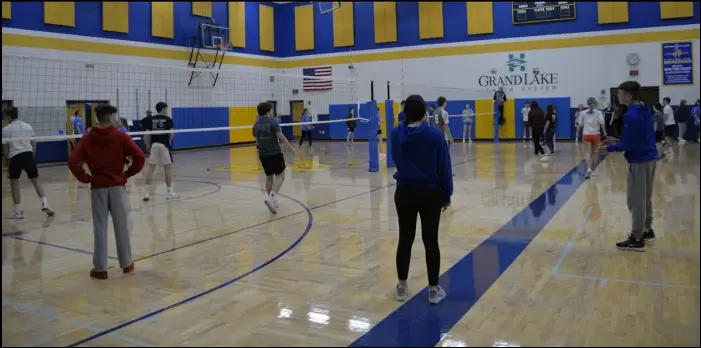  ?? Staff Photo/Skyler Mitchell skill levels playing ?? The Fellowship of Christian Athletes held an all-night volleyball event at Memorial High School Saturday, with students of varying against each other for most of the night.