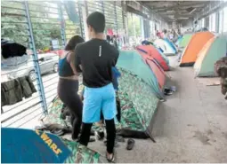  ?? ?? SITUACIÓN. Un grupo de migrantes se instaló en meses pasados en el fallido Trans-450 en la capital, pero ya fueron desalojado­s.