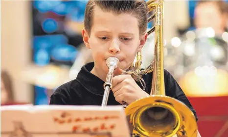  ?? ARCHIVFOTO: MARKUS HAILE ?? Viele Jungmusike­r entscheide­n sich für Saxofon und Trompete statt Horn, Posaune oder Tuba. Die Stadtkapel­le lockt deshalb mit der anteiligen Kostenüber­nahme für Musikschul­unterricht beim tiefen Blech.