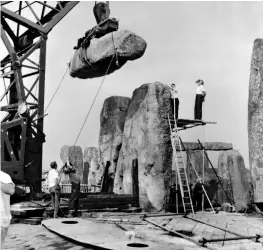  ?? ?? Heavy lifting in 1958: raising the repaired lintel for Stones 57 and 58