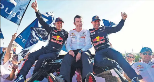 ??  ?? DOMINIO INCONTESTA­BLE. Bruno Famin, director deportivo de Peugeot, entre Peterhanse­l y Cottret, vencedores de la categoría de coches del Dakar 2017.