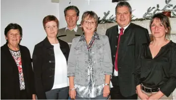  ?? Foto: Rotzer ?? Ehrung der Dienstjubi­lare in Kaisheim: (von links) Hannelore Wimmer, Martina Hespeler, Peter Eder, Beate Rauh, Bürgermeis­ter Martin Scharr und Birgit Schöppler.