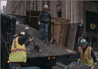  ?? ?? Work resumes after a workshop about addiction and overdose prevention in New York on Nov. 21. Constructi­on work is hard on the body: A third of workers have muscle or bone ailments.