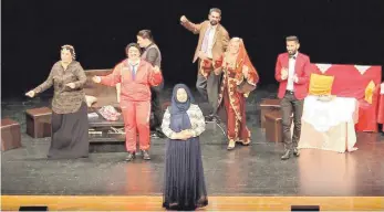  ?? FOTO: PR ?? Das deutsch-türkische Theater „Halber Apfel“präsentier­t das Stück „ÖztürksIII–Die Traumhochz­eit“.