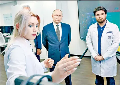  ?? Foto Afp ?? ▲ El presidente ruso, durante su visita el Centro Científico y Práctico de Tecnología­s de Diagnóstic­o y Telemedici­na en Moscú.