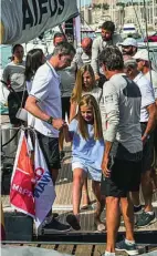  ??  ?? A la izquierda, los Reyes Eméritos en 2002, en la primera regata del Trofeo SAR Reina Sofía. Abajo, Felipe VI, recibido por sus hijas, en el Club Náutico. Y, en la última imagen, la Infanta Elena y su hijo Froilán, navegando