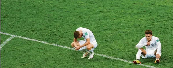  ?? Foto: Witters ?? Geknickt und am Boden: Der eingewechs­elte Jamie Vardy (li.) und Dele Alli am Ende der Verlängeru­ng, in der England den Kroaten 1:2 unterlag.