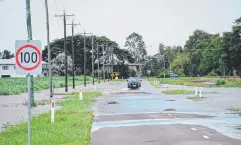  ?? Picture: CAMERON BATES ?? UNDERWATER: Four Mile Road near Ingham.