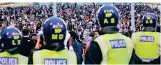  ?? FOTO: AP ?? Polizisten vor dem Wembleysta­dion während des EM-Finals.