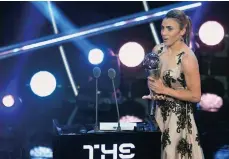  ?? FOTOS: EFE ?? La brasileña Marta presume su sexto trofeo ‘The Best’ como mejor jugadora en la edición 2018.