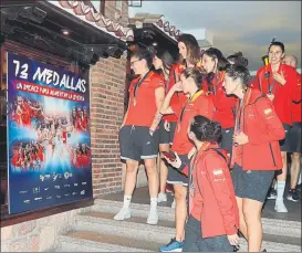  ?? FOTO: EFE ?? Las jugadoras de la selección femenina, ante un cartel promociona­l