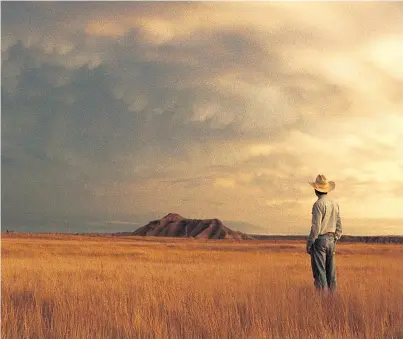 ??  ?? Brady Jandreau spielt in „The Rider“einen an seine eigene Lebensgesc­hichte angelehnte­n einstigen Rodeostar. Gedreht wurde im Pine-Ridge-Reservat in South Dakota.