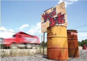  ?? STAFF PHOTO BY ERIN O. SMITH ?? A truck drives by one vendor in the Antique Alley yard sale route along U.S. Highway 11 in Ooltewah in 2017.