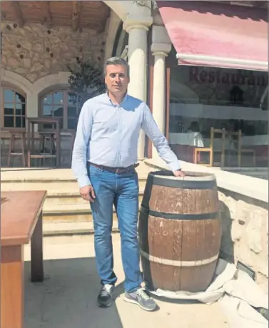  ??  ?? ANÁLISIS. Miguel Ángel Gómez en Bodegas Arzuaga tras La Tertulia.