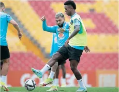  ?? FOTO: CORTESÍA CBF ?? Vini júnior es marcado por Gabigol en el entrenamie­nto de la escuadra brasileña desarrolla­do ayer en la ciudad de Bogotá.