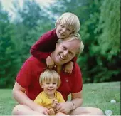  ??  ?? Scott Weber enfant (en bas) avec son père et son grand frère.