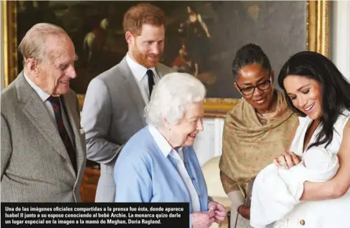  ??  ?? Una de las imágenes oficiales compartida­s a la prensa fue ésta, donde aparece Isabel II junto a su esposo conociendo al bebé Archie. La monarca quizo darle un lugar especial en la imagen a la mamá de Meghan, Doria Ragland.