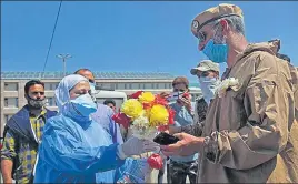  ?? WASEEM ANDRABI/HT ?? ■
A policeman offering a floral bouquet to a doctor in Srinagar on Wednesday.