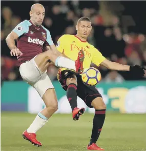 ??  ?? New West Ham boss David Moyes (left) watches as Hammers defende r Pablo Zabaleta battles it out with Watford star Richarliso­n.