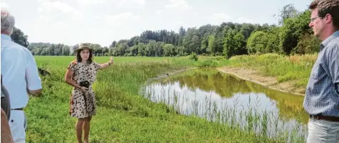  ?? Fotos: Gerlinde Drexler ?? Der ehemals versandete Flutgraben wird inzwischen wieder gut unter anderem von Grasfrösch­en und Libellen angenommen, wie Angela Rieblinger vom Landschaft­spflege verband berichtet.