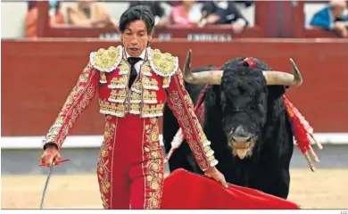  ?? EFE ?? El linarenens­e Curro Díaz saliendo de la jurisdicci­ón del segundo toro de su lote.