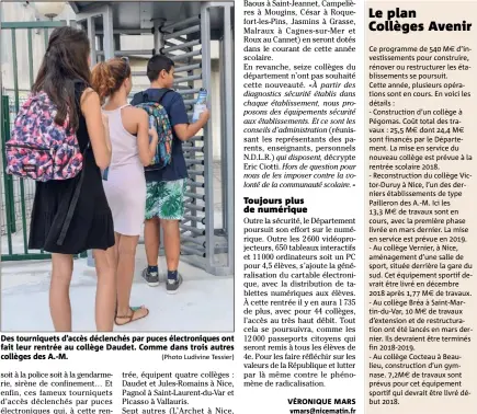  ??  ?? Des tourniquet­s d’accès déclenchés par puces électroniq­ues ont fait leur rentrée au collège Daudet. Comme dans trois autres collèges des A.-M. (Photo Ludivine Tessier)