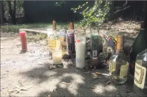  ?? John Nickerson / Hearst Connecticu­t Media ?? Candles are Sunday left at the scene of a shooting in which a Stamford woman was killed on Stamford’s East Side early Sunday morning.