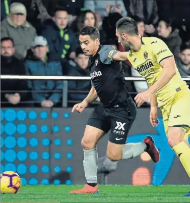  ??  ?? GAFADOS. Los nueves del Sevilla no marcan fuera de casa.