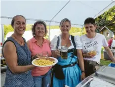  ?? Foto: Karin Marz ?? Mit kulinarisc­hen Schmankerl­n versorgten die Damen aus Oberrothan die Gäste.