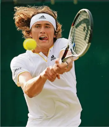  ?? FOTO: DPA ?? Im Wimbledon-Achtelfina­le muss der 20-jährige Alexander Zverev einen Weg finden, die harten Aufschläge seines kanadische­n Gegners Milos Raonic zu neutralisi­eren.