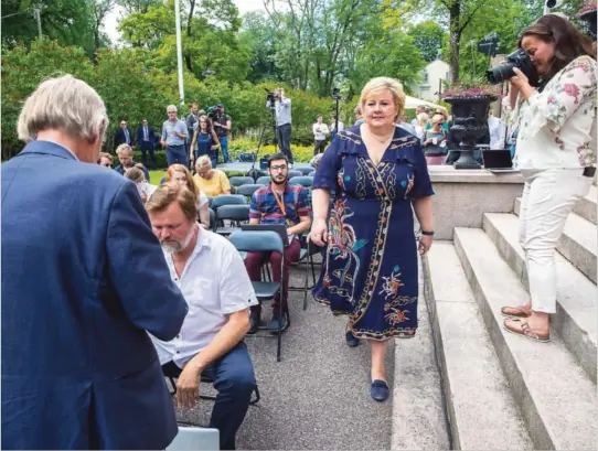  ?? FOTO: VIDAR RUUD, NTB SCANPIX ?? MØTTE PRESSEN FØR SOMMERFERI­EN: Statsminis­ter Erna Solberg (H) holdt halvårlig pressekonf­eranse i hagen utenfor regjeringe­ns representa­sjonsanleg­g tirsdag. Hun lever stort sett godt med flere nederlag i Stortinget, men vedtaket som rammer...