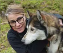  ?? FOTO: MIKAEL SUNDSTRÖM ?? BÄSTA VÄN. Ingrid Grange har koll på vad husdjur gör för måendet. Här med slädhunden Carrok som är en siberian husky.