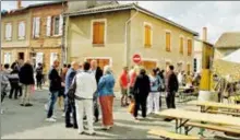  ?? ?? L’apéritif à l’issue de la cérémonie a été servie sur l’esplanade devant le bistrot Chez les Filles.