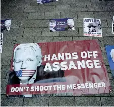  ?? (Ap) ?? Giù le mani Volantini a Londra contro l’arresto di Julian Assange